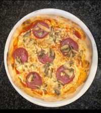Pizza Nr 6 Tomaten K&auml;se Salami Champignons