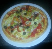 Pizza Nr. 9 Tomaten K&auml;se Salami Champignons Paprika Zwiebeln Oliven Peroni Sardellen 