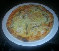 Pizza Nr.4 Tomaten K&auml;se Sardellen Zwiebeln