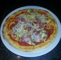 Pizza Nr.8 Tomaten K&auml;se Salami Champignons Schinken Zwiebeln